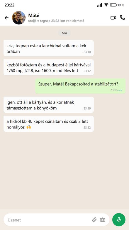 Valaki a Budapest éjjel kártyáról ír a Lánchíd előtt